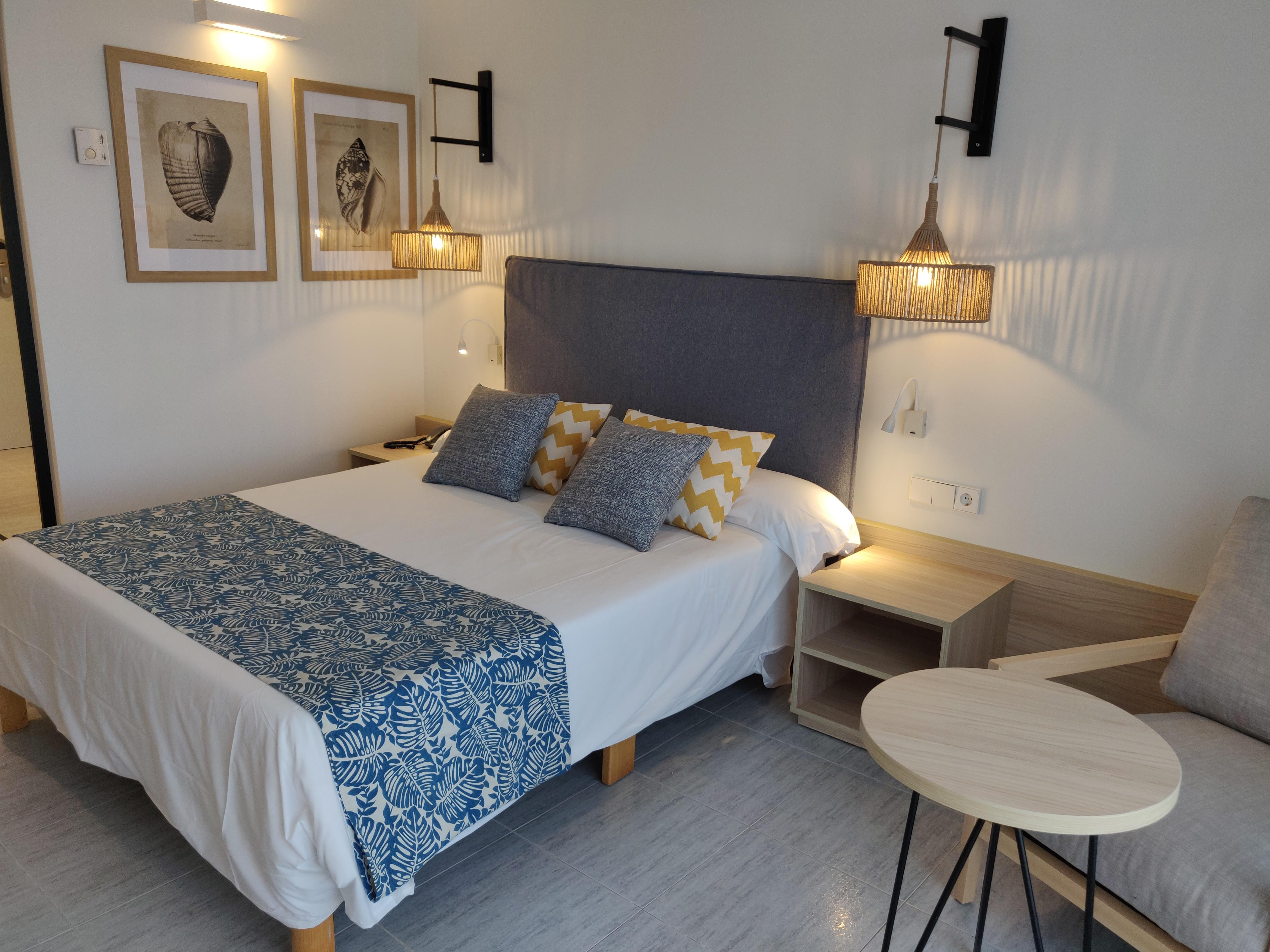 Cabogata Beach Hotel Retamar  Zewnętrze zdjęcie A bedroom in a hotel