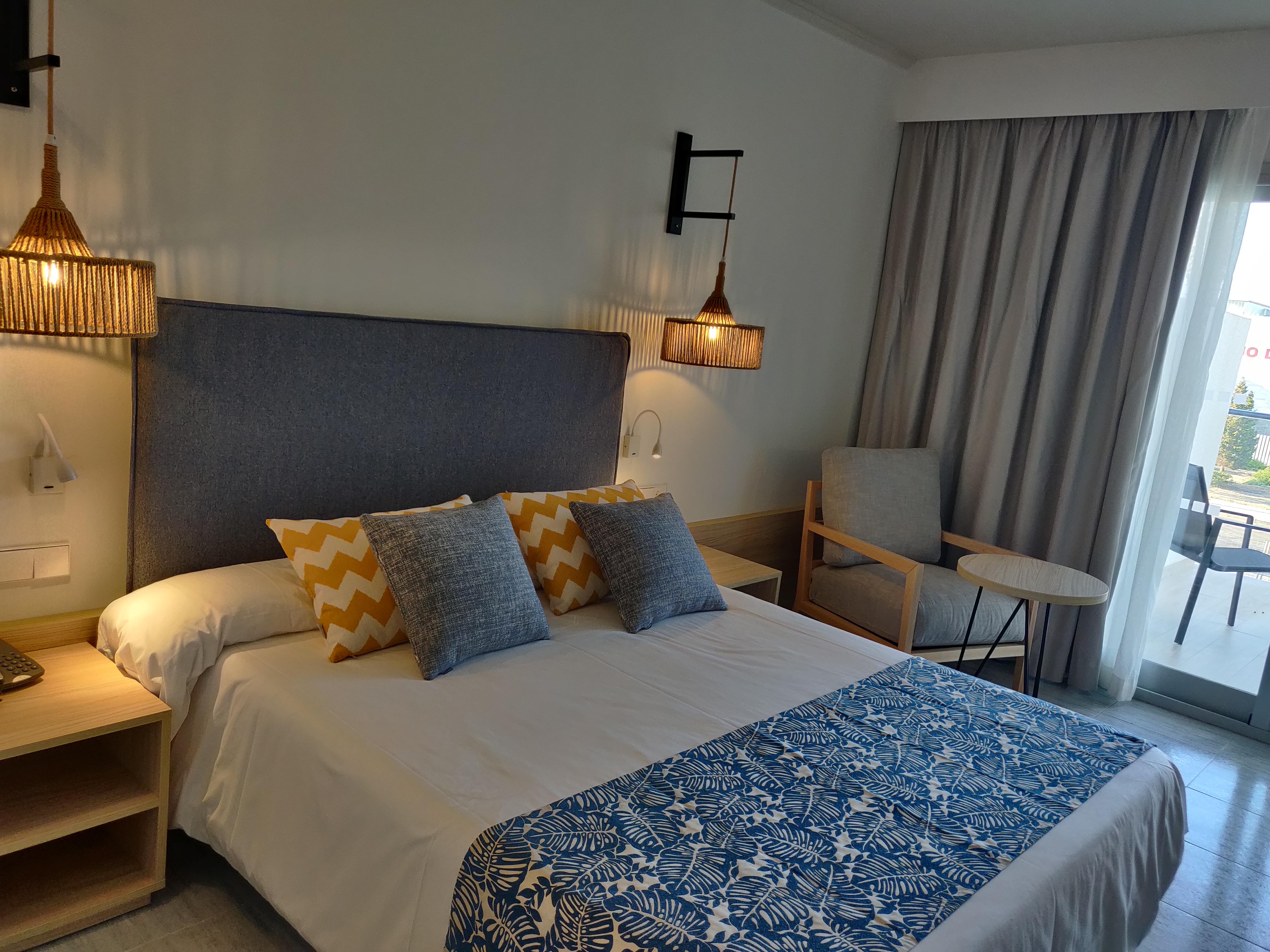 Cabogata Beach Hotel Retamar  Zewnętrze zdjęcie A bedroom in a hotel