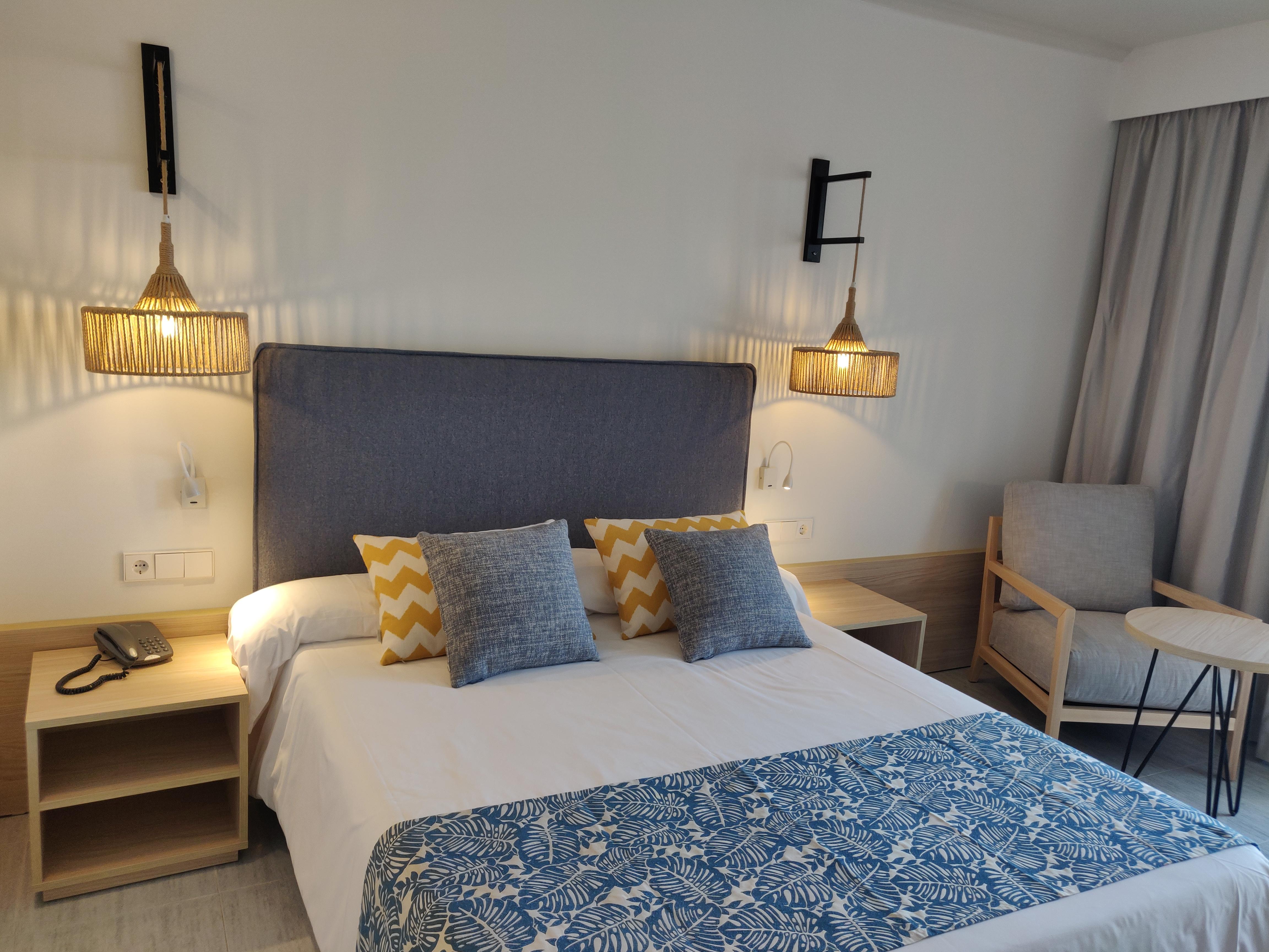 Cabogata Beach Hotel Retamar  Zewnętrze zdjęcie A bedroom in a hotel