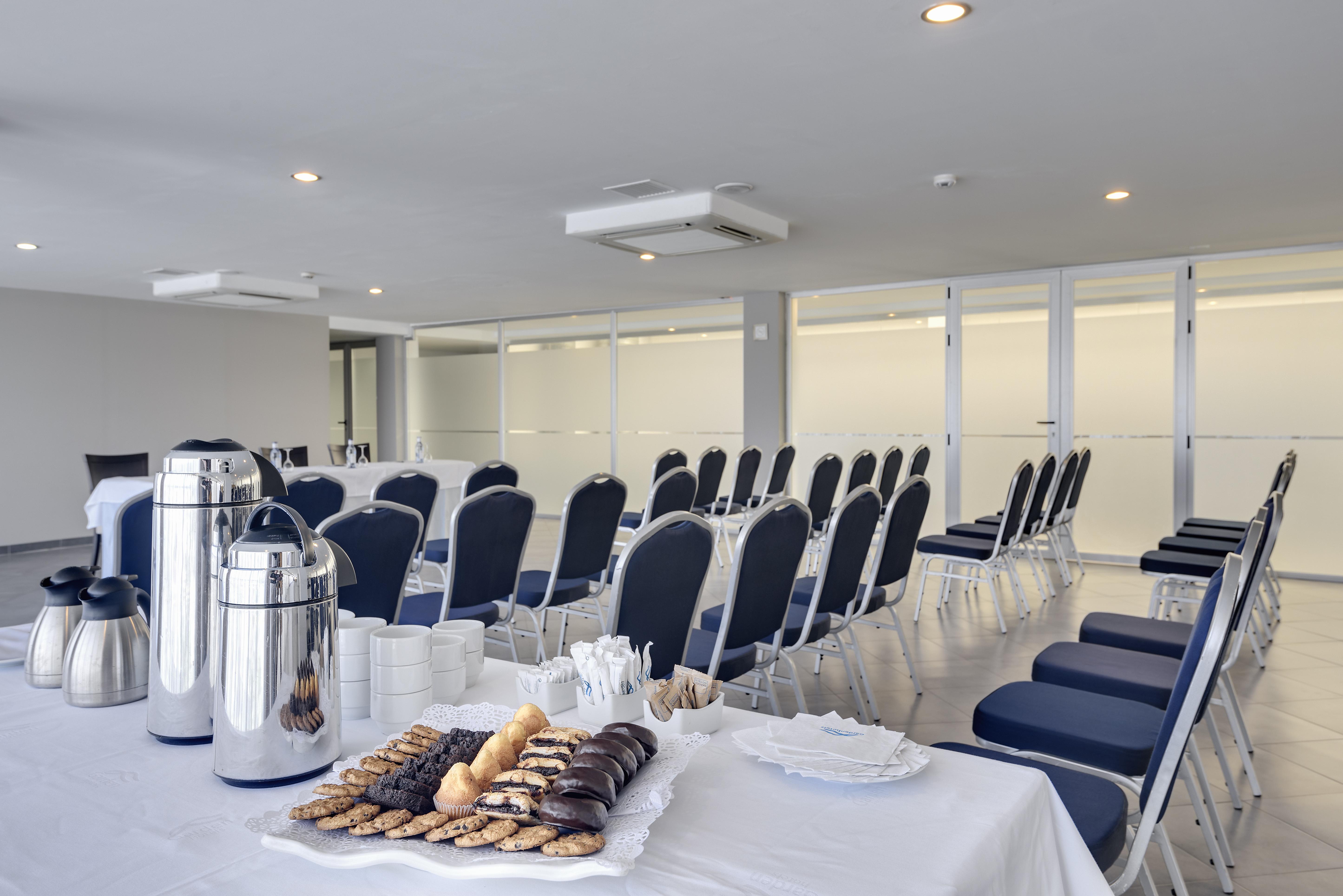 Cabogata Beach Hotel Retamar  Zewnętrze zdjęcie The Business Lounge at London Heathrow Airport