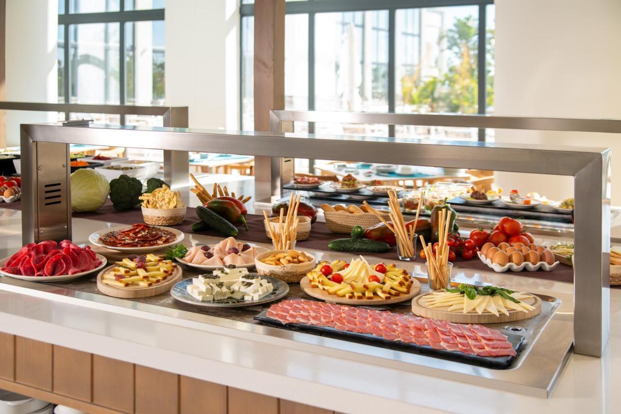 Cabogata Beach Hotel Retamar  Zewnętrze zdjęcie A buffet at a hotel